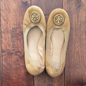 Tory Burch Gold-Tone Logo Tan Flats 7.5